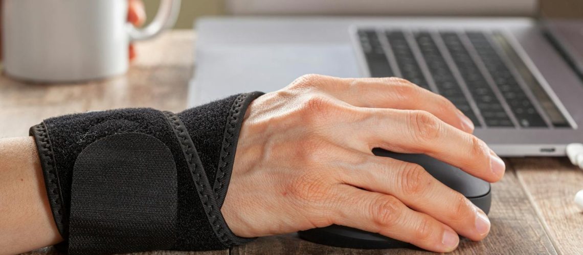 Douleurs aux mains (canal carpien, tendinite) : quel accessoires et attelles pour les soulager ?